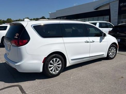 Used 2017 Chrysler Pacifica Touring-L FWD image 3
