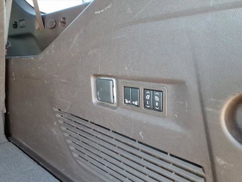 Used 2023 GMC Yukon XL SLT w/ SLT Premium Package image 5