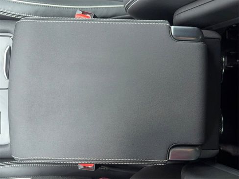 Used 2023 Land Rover Discovery Metropolitan Edition image 37