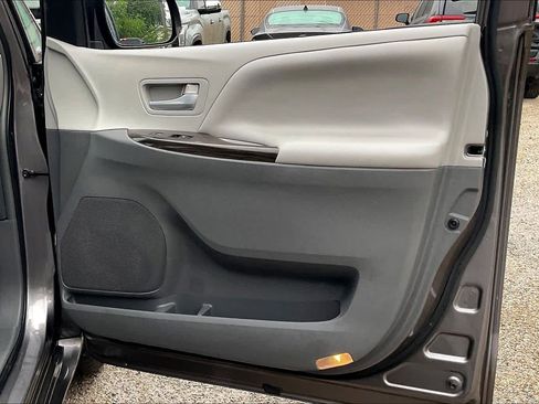 Used 2017 Toyota Sienna XLE w/ XLE Navigation Package image 23