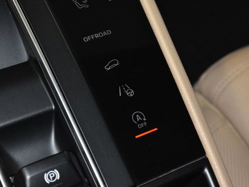 Certified 2025 Porsche Macan AWD/4WD image 16