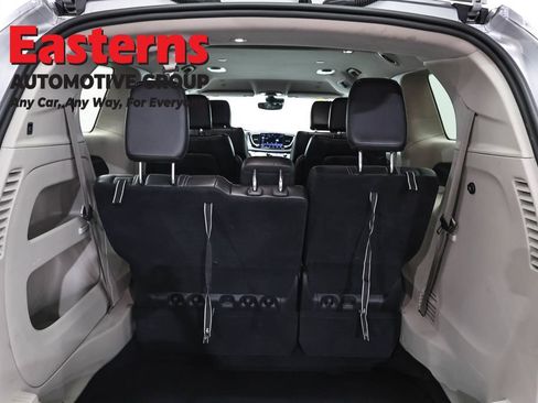 Used 2023 Chrysler Pacifica Touring-L FWD image 9