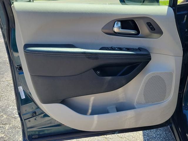 Used 2023 Chrysler Pacifica Touring-L FWD image 16