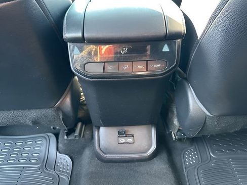 Used 2023 Toyota Highlander XLE AWD/4WD image 35