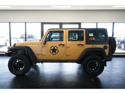 Used 2013 Jeep Wrangler Unlimited Sahara w/ Dual Top Group AWD/4WD image 4
