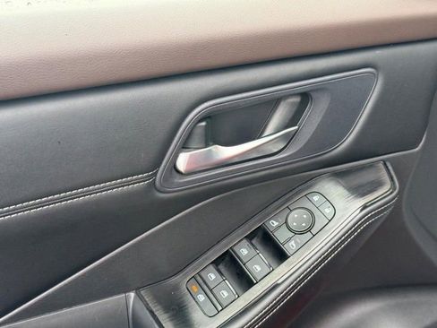 Used 2023 Nissan Rogue SV w/ SV Premium B Package image 18