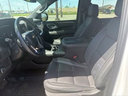 Used 2023 Chevrolet Suburban LT w/ Luxury Package image 5
