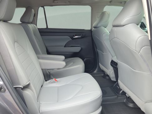 Certified 2024 Toyota Highlander XLE FWD image 17