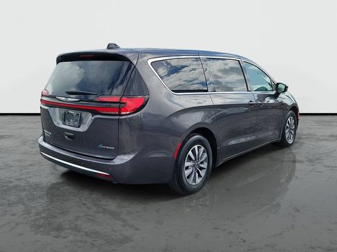 Used 2023 Chrysler Pacifica Touring-L FWD image 2