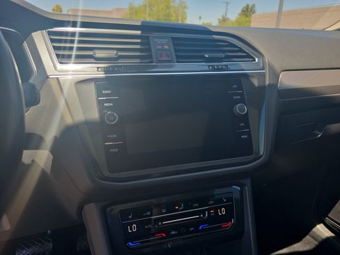 Used 2022 Volkswagen Tiguan SE w/ Panoramic Sunroof Package FWD image 12