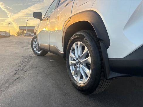 Used 2022 Toyota Corolla Cross LE image 5