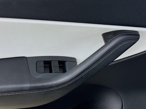 Used 2021 Tesla Model Y Long Range image 16