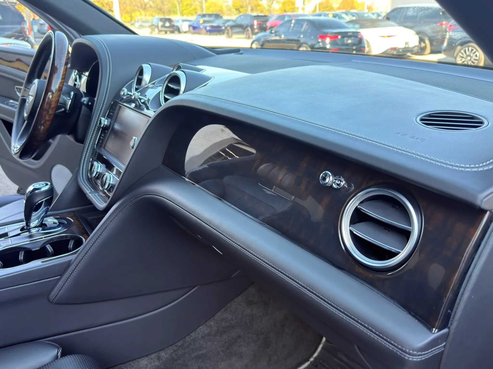 Used 2019 Bentley Bentayga AWD/4WD image 38