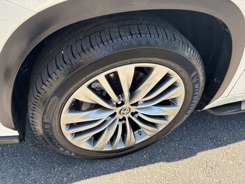 Used 2021 Toyota Highlander Platinum image 11