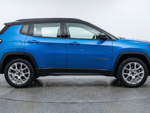 Used 2025 Jeep Compass Limited image 11