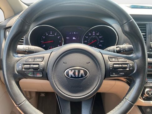 Used 2018 Kia Sedona LX w/ LX Essentials Premium Package FWD image 13