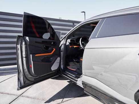 Used 2025 Lamborghini Urus SE image 34