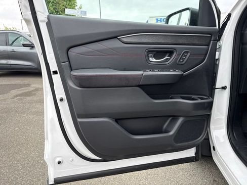 Certified 2026 Honda Pilot Black Edition image 14