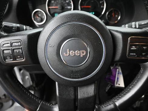 Used 2014 Jeep Wrangler Unlimited Sahara w/ Connectivity Group AWD/4WD image 17