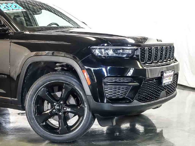 Used 2023 Jeep Grand Cherokee Altitude AWD/4WD image 3