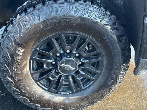 Used 2025 Chevrolet Silverado 2500 ZR2 w/ Technology Package image 10