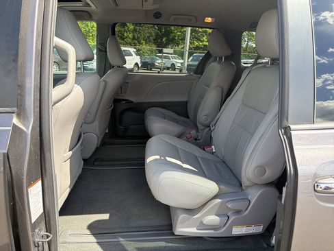 Used 2015 Toyota Sienna XLE Premium FWD image 12