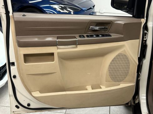 Used 2008 Chrysler Town & Country LX image 15