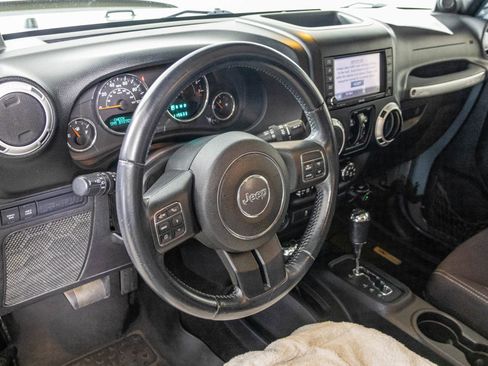 Used 2014 Jeep Wrangler Unlimited Rubicon w/ Connectivity Group AWD/4WD image 4
