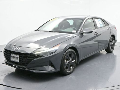Used 2023 Hyundai Elantra SEL image 3