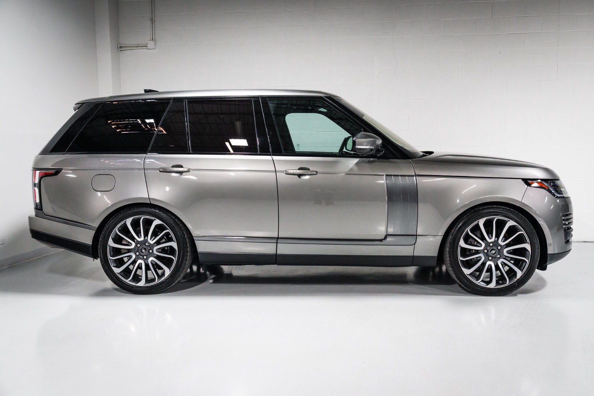 Used 2018 Land Rover Range Rover HSE AWD/4WD image 2