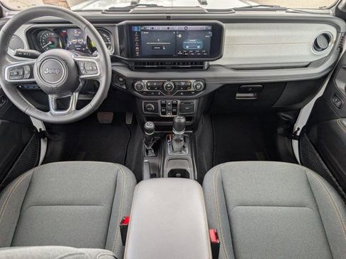 Used 2025 Jeep Wrangler Unlimited Sahara AWD/4WD image 5
