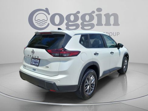 Used 2024 Nissan Rogue S AWD/4WD image 3