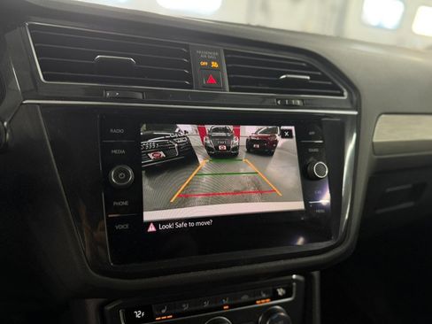 Used 2021 Volkswagen Tiguan SE image 19