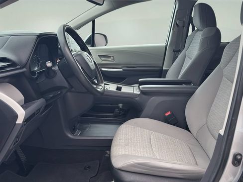 Used 2024 Toyota Sienna LE w/ LE Plus Package FWD image 18