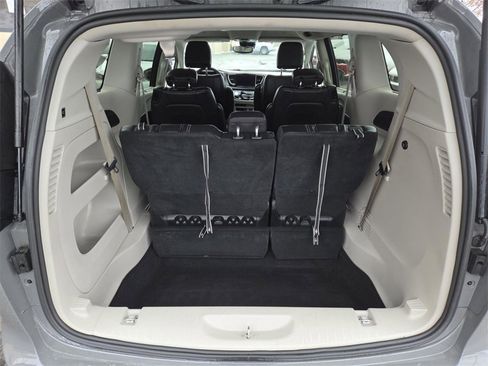 Used 2022 Chrysler Pacifica Touring-L image 17