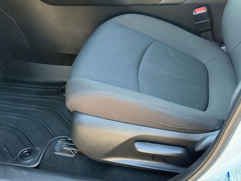 Used 2022 Toyota RAV4 LE image 15