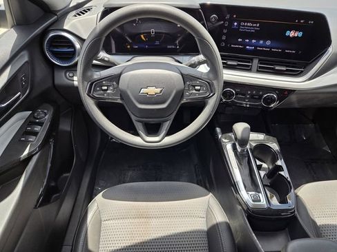 Used 2024 Chevrolet Trax LT FWD image 17