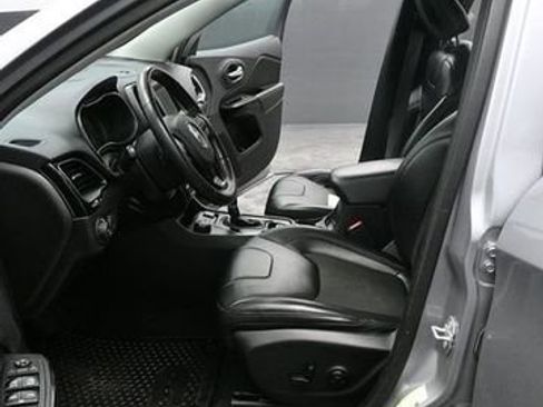 Used 2019 Jeep Cherokee Latitude Plus AWD/4WD image 10