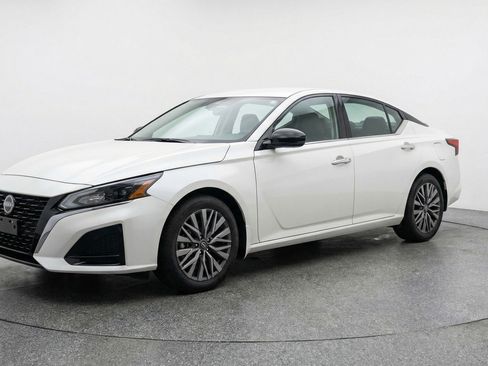 Used 2025 Nissan Altima 2.5 SV image 3
