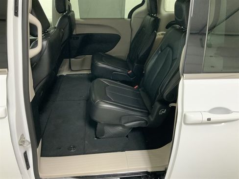 Used 2024 Chrysler Pacifica Touring-L FWD image 17