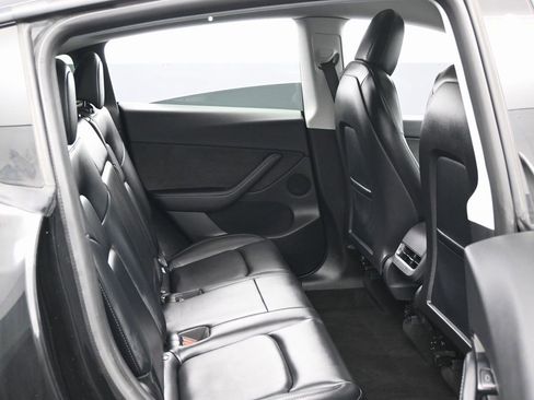 Used 2022 Tesla Model Y Long Range image 37