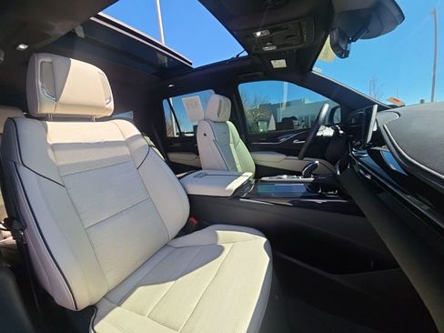 Used 2024 Cadillac Escalade Sport w/ Heavy-Duty Trailer Package image 25