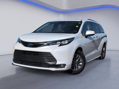 Used 2023 Toyota Sienna XLE image 2