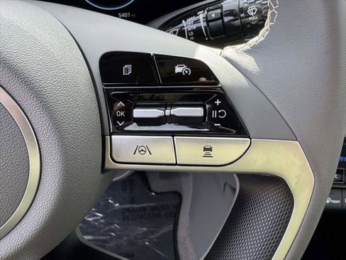 Certified 2025 Hyundai Elantra SEL image 22