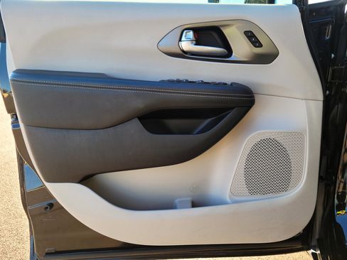 Used 2024 Chrysler Pacifica Touring-L image 8