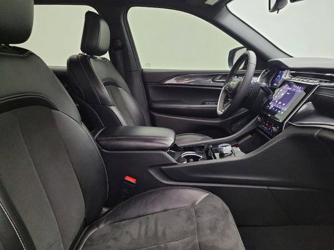 Used 2023 Jeep Grand Cherokee L Laredo image 21