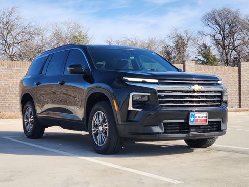 Used 2024 Chevrolet Traverse LT image 4