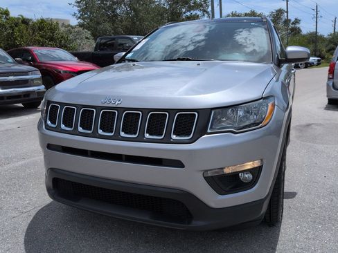 Used 2019 Jeep Compass Latitude FWD image 9