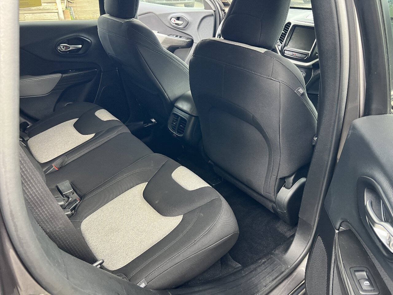 Used 2014 Jeep Cherokee Latitude w/ Comfort/Convenience Group AWD/4WD image 19