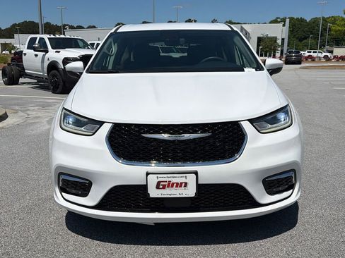 Used 2023 Chrysler Pacifica Touring-L FWD image 2